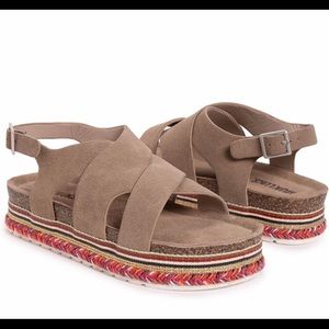 MUK LUKS Women's Beach Bingo Sandal-Tan Wedge